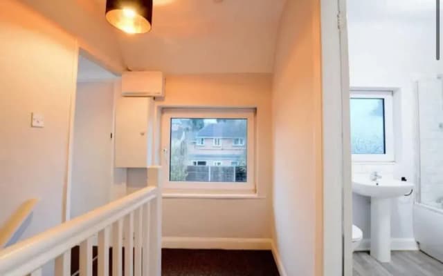 House - Sleeps 4-6 - Parking - Pet Friendly