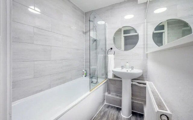 Nice 2-bed flat near earls court