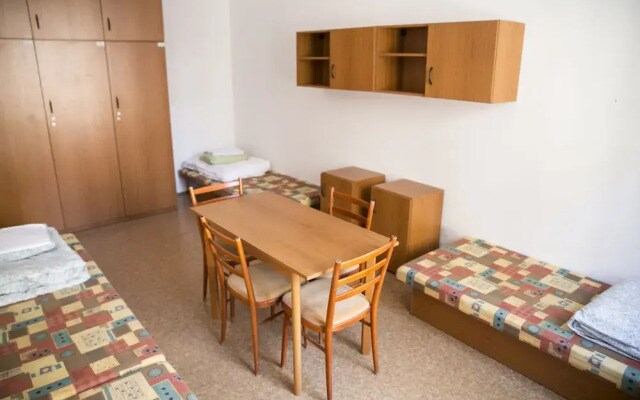 Dizzy Daisy Hostel