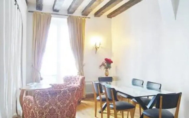 One-Bedroom Apartment Downtown