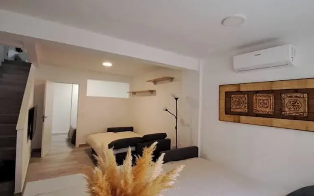 Cozy Apartment up to 6 Persons 3 min to Metro