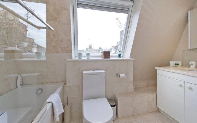 Bright & Spacious 2-bed Apt, 5 Mins From Tube