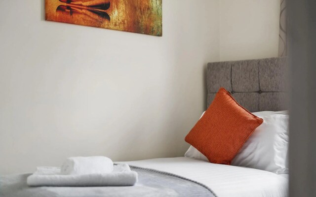 London Heathrow Living Holywell Service House A