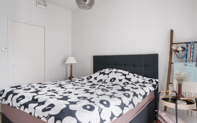 Modern 1BR Apt in Mall of Tripla