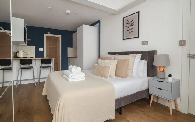 Modern Studio Flat in Hammersmith