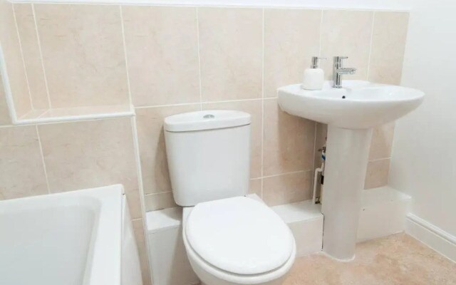 *NEW* Central Derby Apt, with Parking - Sleeps 6
