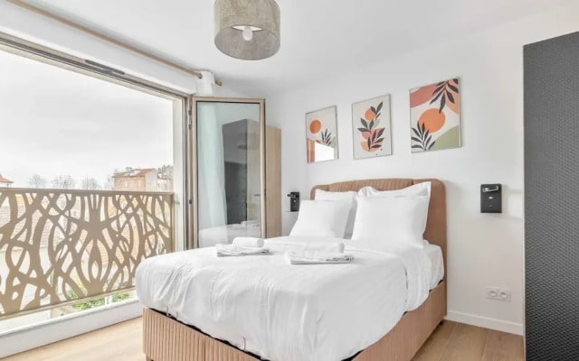 Apartment With Balcony in Paris