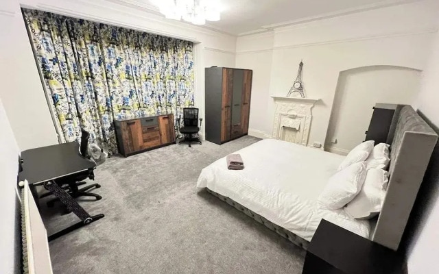 House-sleeps10-hottub-garden-parking-10mintotown