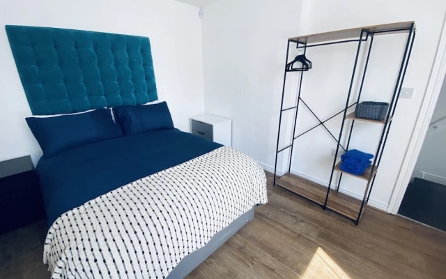 Inviting 5-bed House in Manchester