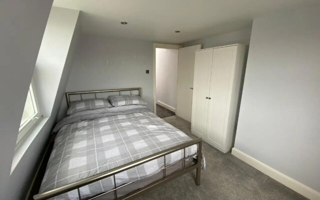 3 bed Apartment in Colliers Wood