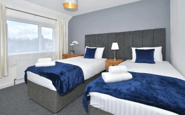 Orion House - sleeps 6, driveway, garden
