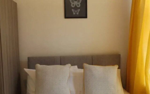 Room in Guest Room - Bright Double Room in Stoke