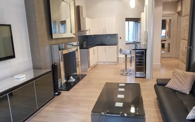 Hans Crescent Apartment