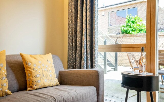 10 Summerhouse Mews