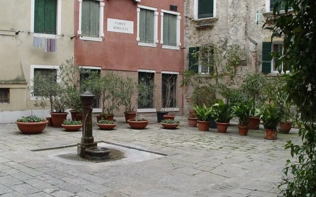 Sunny Venice Apartment