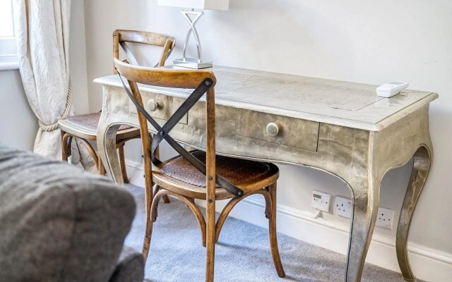 Cozy and Spacious Kensington Maisonette
