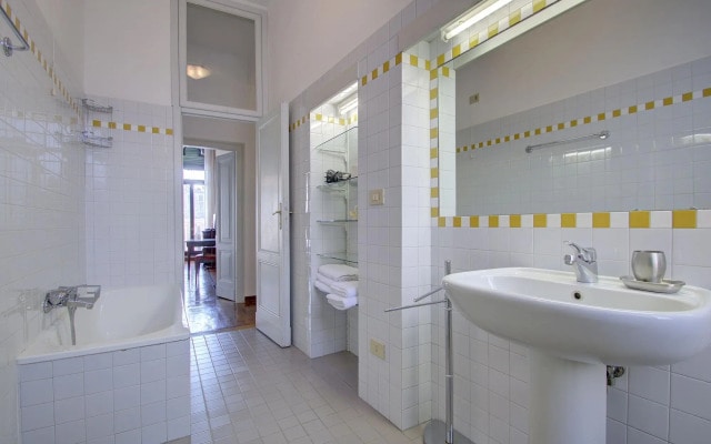 PANORAMIC 9 WINDOWS OVER GRANDCANAL, 3 bed, 2 bath