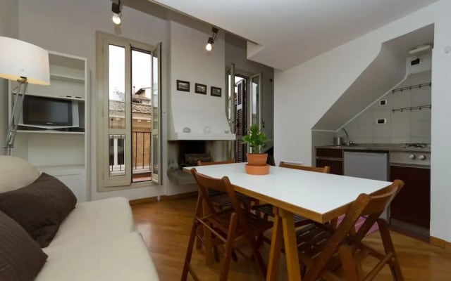Vetrina - Apartment with Balcony