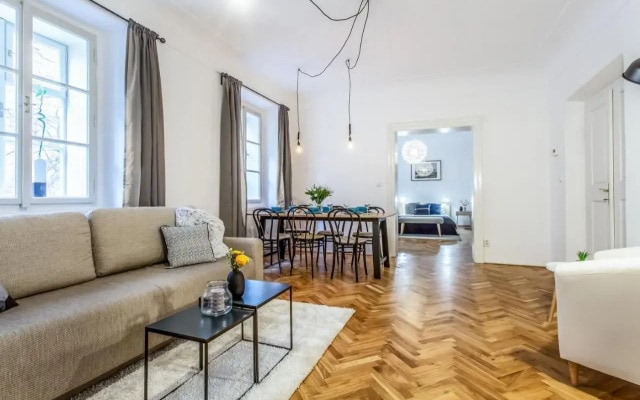 Old Town 2 BDR apartment, free coffee