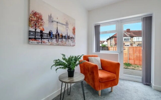 Newly Converted 2BDR 1BA APT in Hounslow