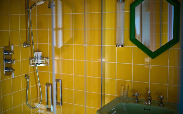 Отель Les Deux Gares and Spa