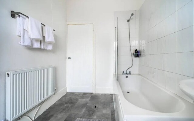 Modern Spacious 2 br House in Leigh, Free Parking