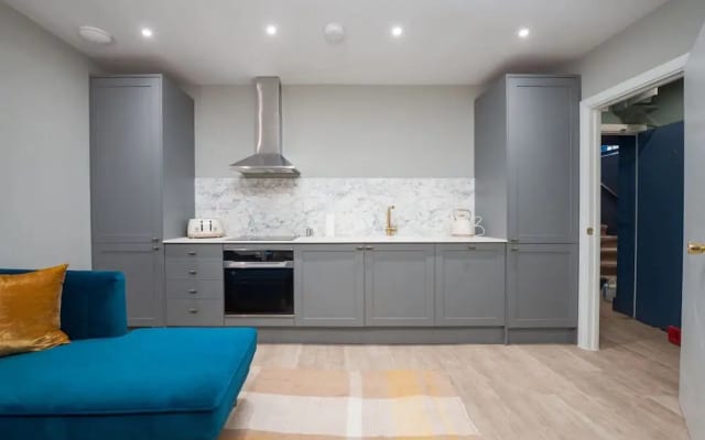 Stylish Hyde Park Apartment PS2