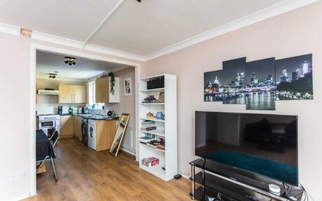 Spacious 2BD House W/private Garden - Kennington!