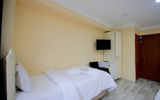 MAXi HOTEL