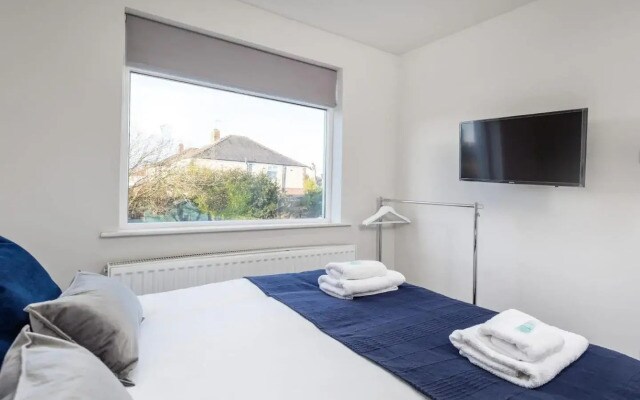 Superb Newly Extended House near Peak District, parking