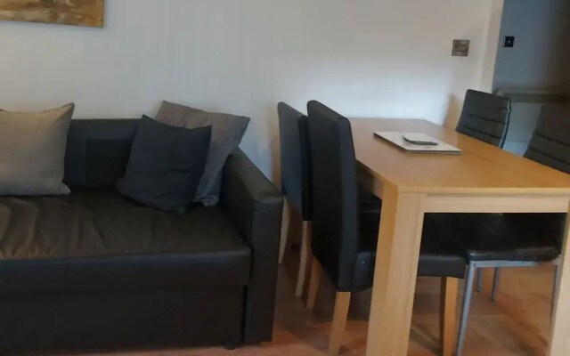 Modern 2-bed Apartment -12 Min Walk to Centre