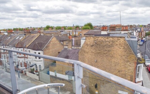 Luxurious 2 Bedroom Penthouse With Balcony