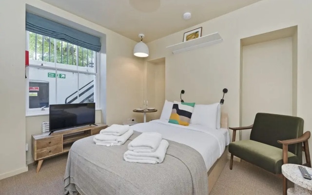 Spacious Lower Ground Studio in Primrose Hill
