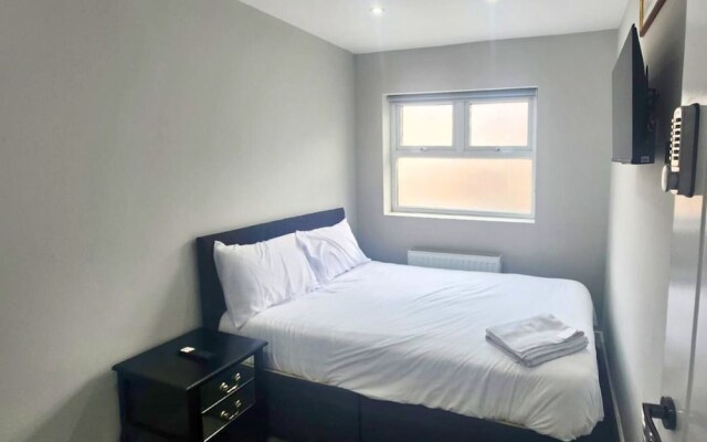 The Red Lounge House - sleeps 14