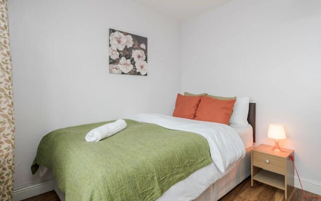 Dagenham Dream House - 4 Bedrooms