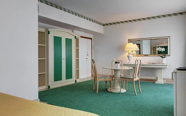 Aris Garden Hotel