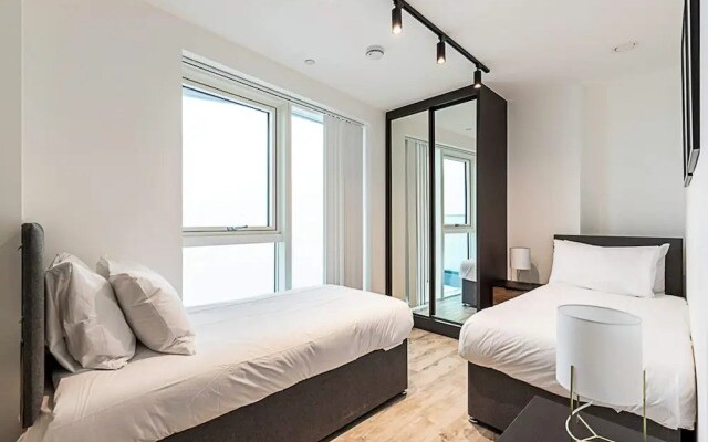 Bright North Acton Flat With City View