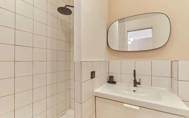 Bright Modern Studio Near the Seine Paris 16