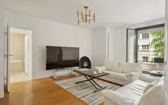 Elegant New Apartment With Balcony in the 16th - M