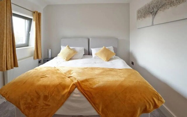 Home From Home - 4 Double Bed House with Parking