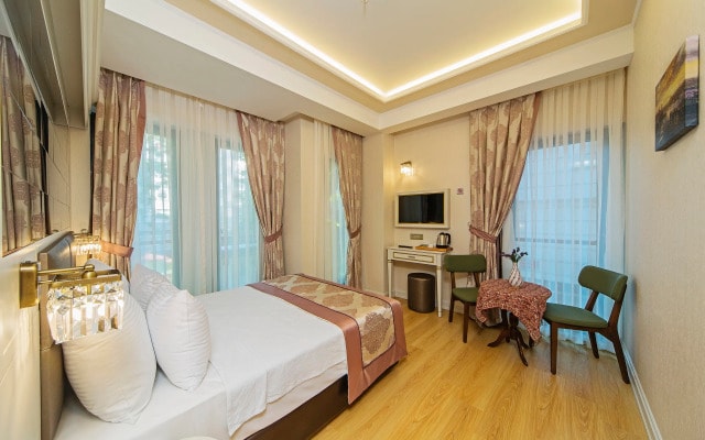 Grand Naki Hotel