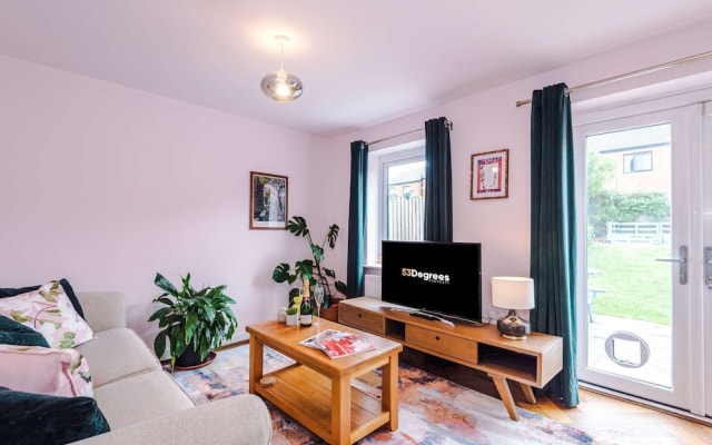 Spacious 2 Bed Perfect for Couples With Parking