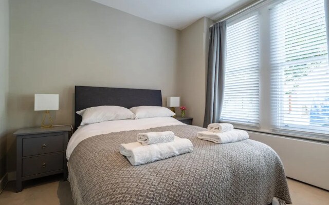 Stylish Fulham Flat with Patio by Underthedoormat