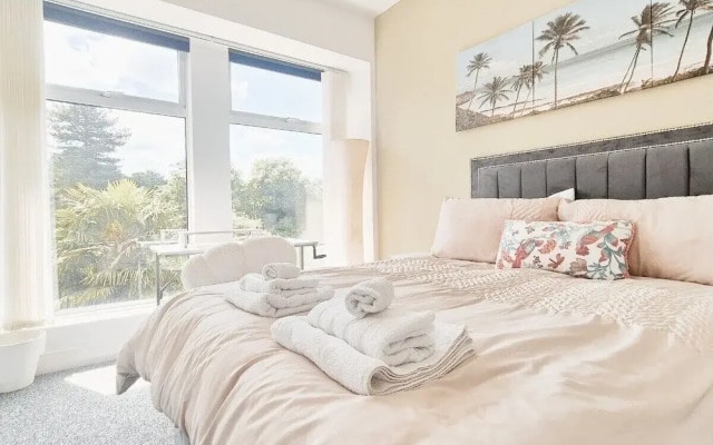 Stylish & Modern 2BR Flat