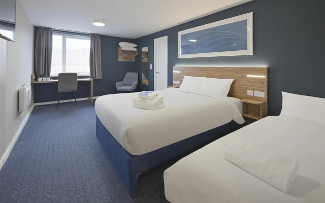 Отель Travelodge Liverpool Central Queens Dock and Arena
