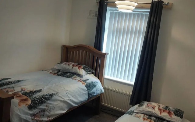 Knotty Ash - 3 Beds - Sleeps 6 - On-site Parking
