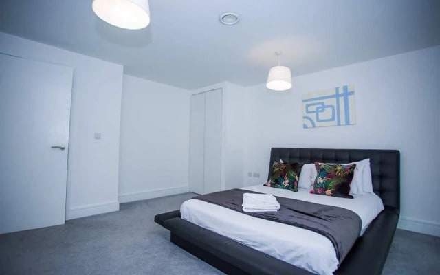 Stunning 2 Bed Apartment With Parking