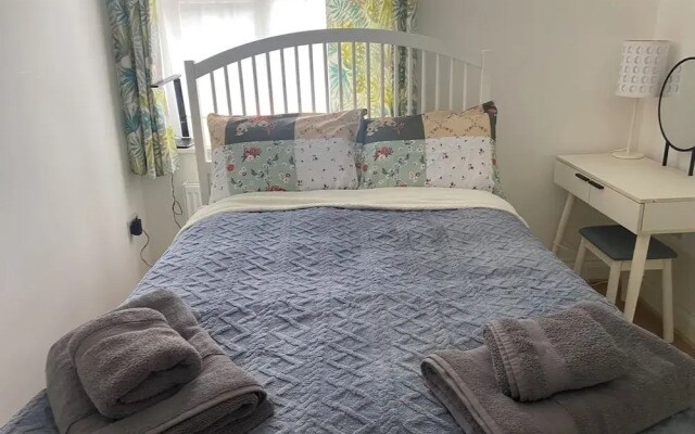Slough - Sleeps 3 - Petfriendly - Riverside - Bay