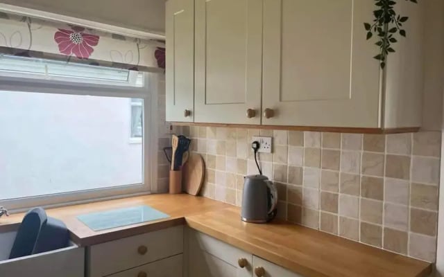 Seasideescape-2br-sleeps4-parking-petsok-fireplace