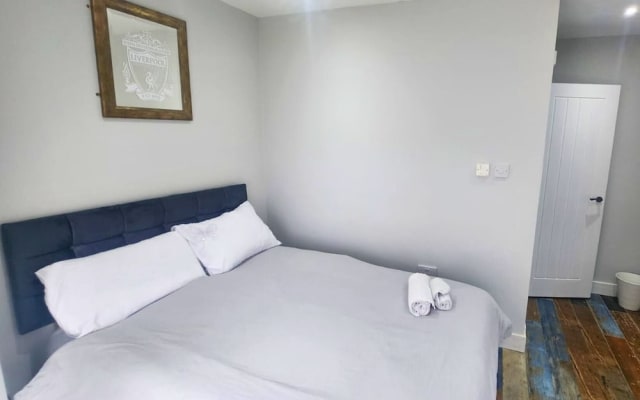 The Red Lounge Rooms Near Anfield